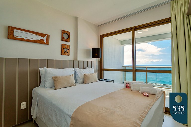 Dormitorio y sala de estar con vista al mar y comodidades mo