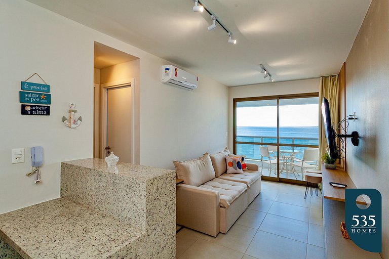 Dormitorio y sala de estar con vista al mar y comodidades mo