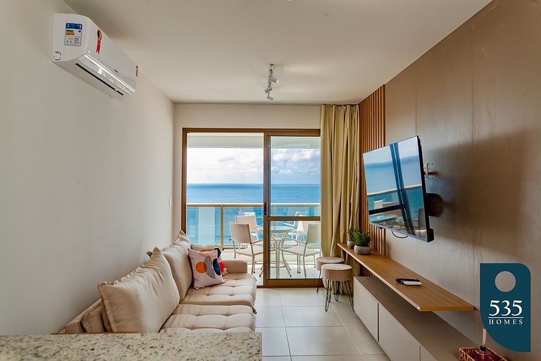 Dormitorio y sala de estar con vista al mar y comodidades mo