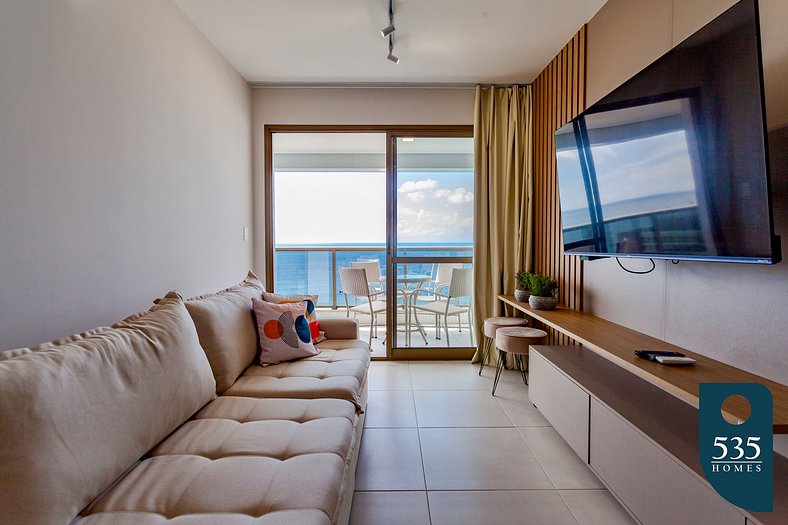 Dormitorio y sala de estar con vista al mar y comodidades mo