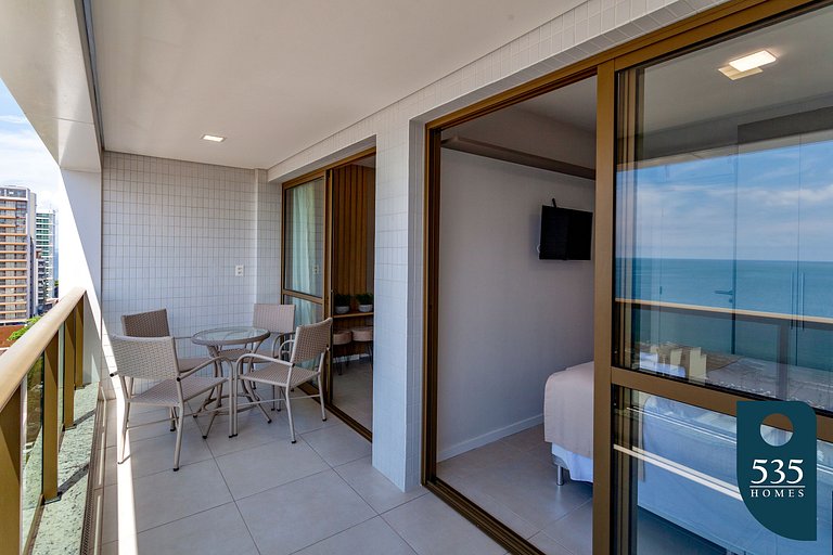 Dormitorio y sala de estar con vista al mar y comodidades mo