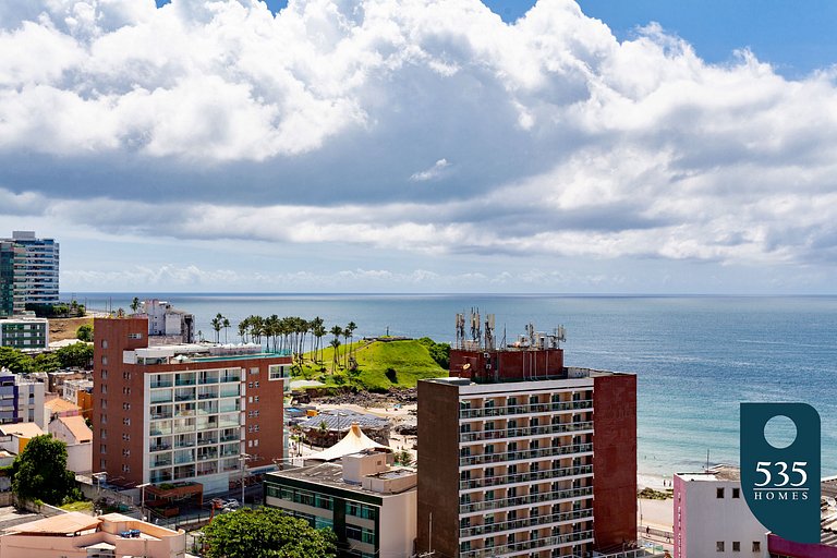 Dormitorio y sala de estar con vista al mar y comodidades mo